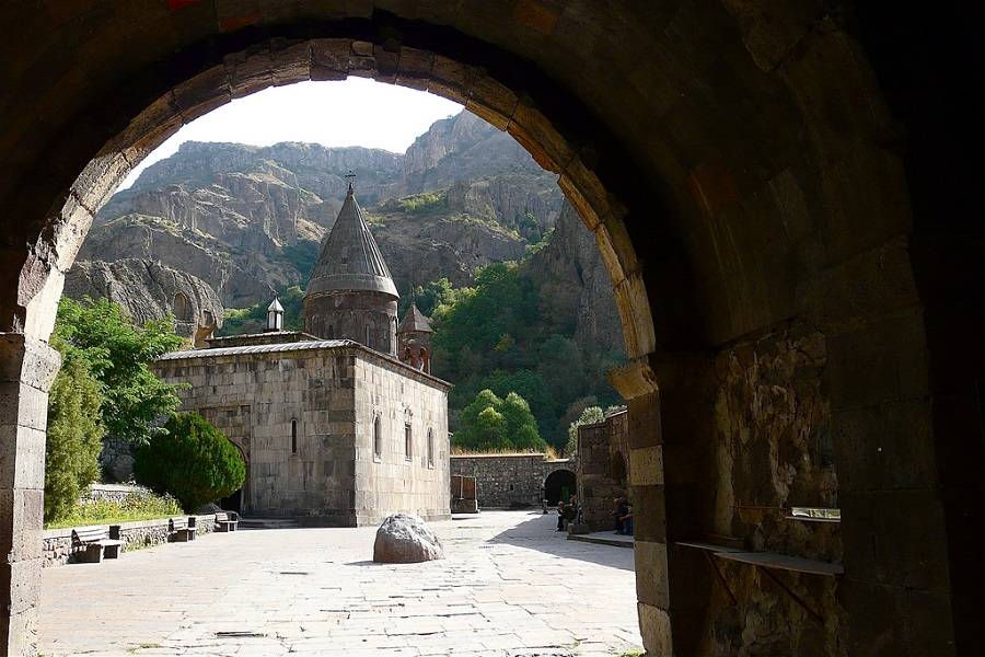 Вход в монастырский комплекс Гегард, Армения