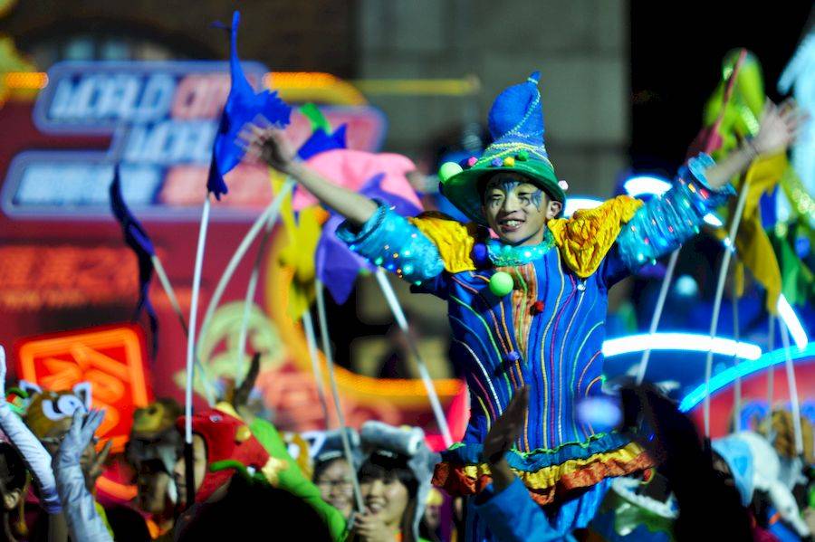 Карнавалы и фестивали окунут в атмосферу веселья и радости