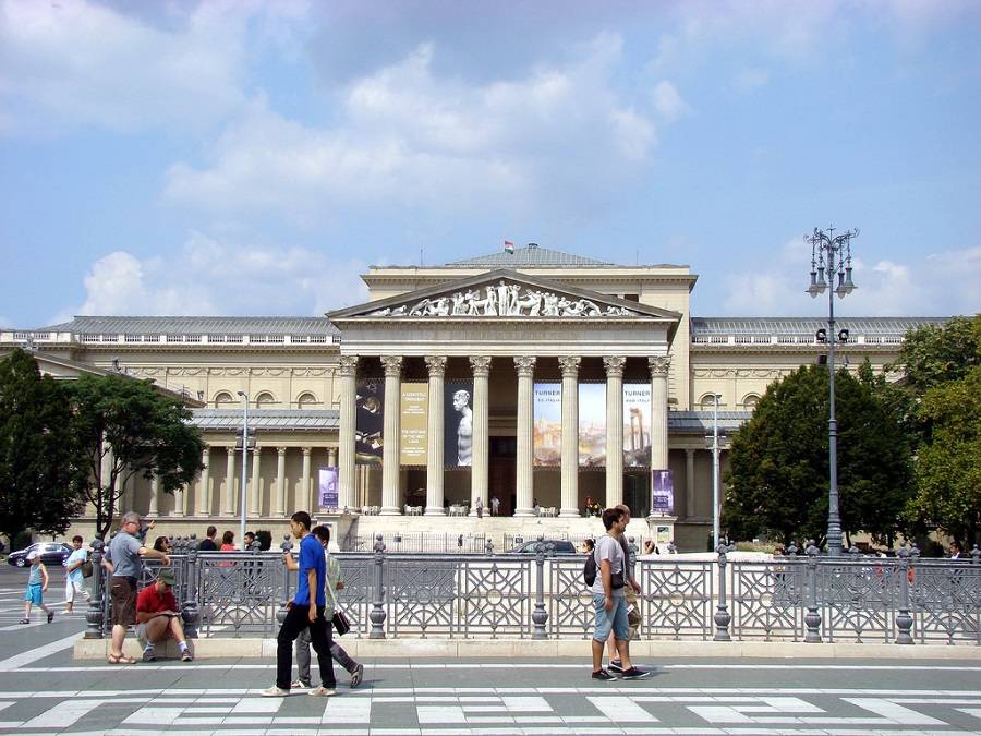 Музей изобразительных искусств, площадь Героев