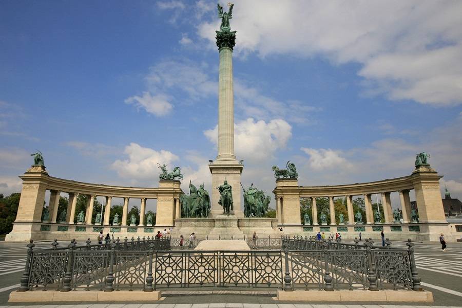 Тысячелетняя колонна, Площадь Героев