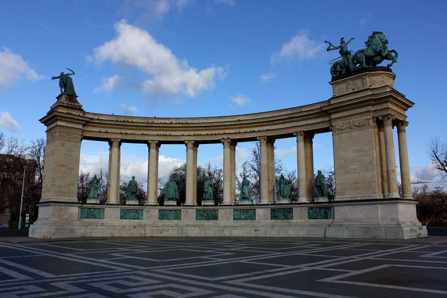 Левая колоннада, Площадь Героев
