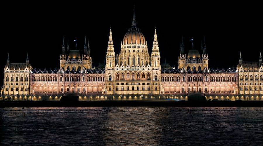 Парламент в Будапеште в ночное время суток 