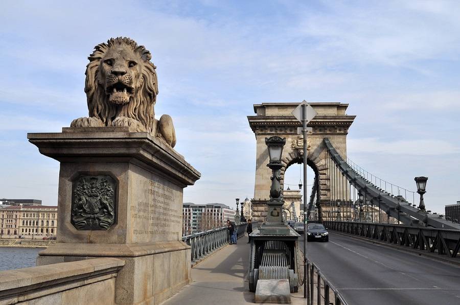 Знаменитые львы перед входом на цепной мост