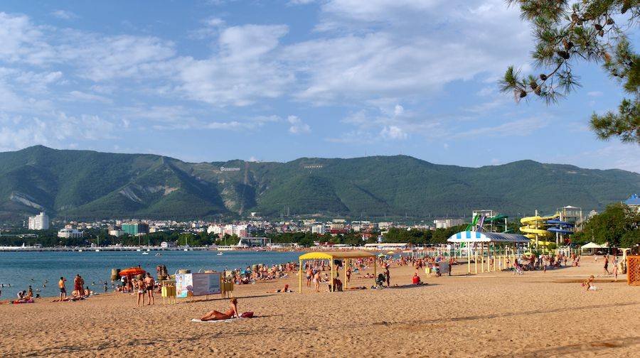 Солнечные пляжи города готовы встретить отдыхающих уже в апреле
