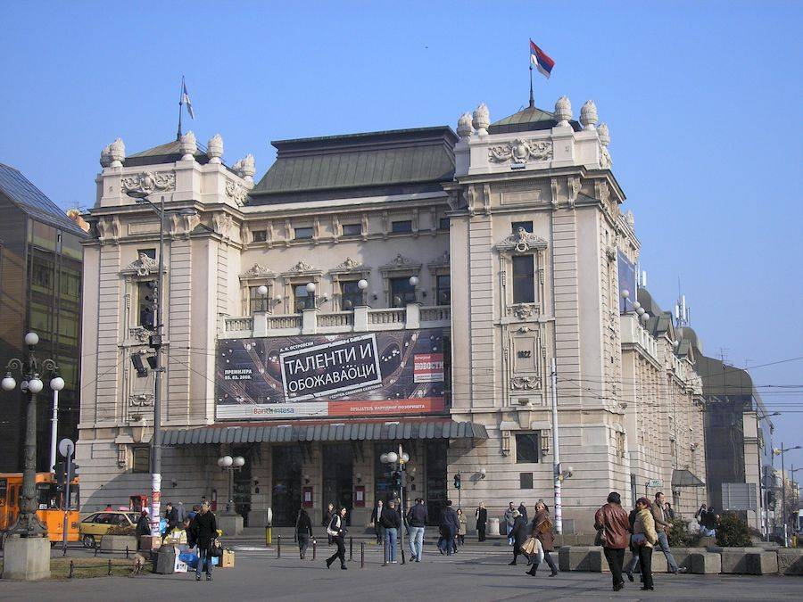 Национальный театр Белграда, расположенный рядом с Национальным музеем Сербии