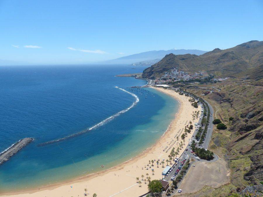 Песчаный пляж и великолепная морская вода погрузят вас в атмосферу безмятежного отдыха