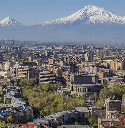 Вид на город Ереван Город Ереван, Армения, гора Арарат